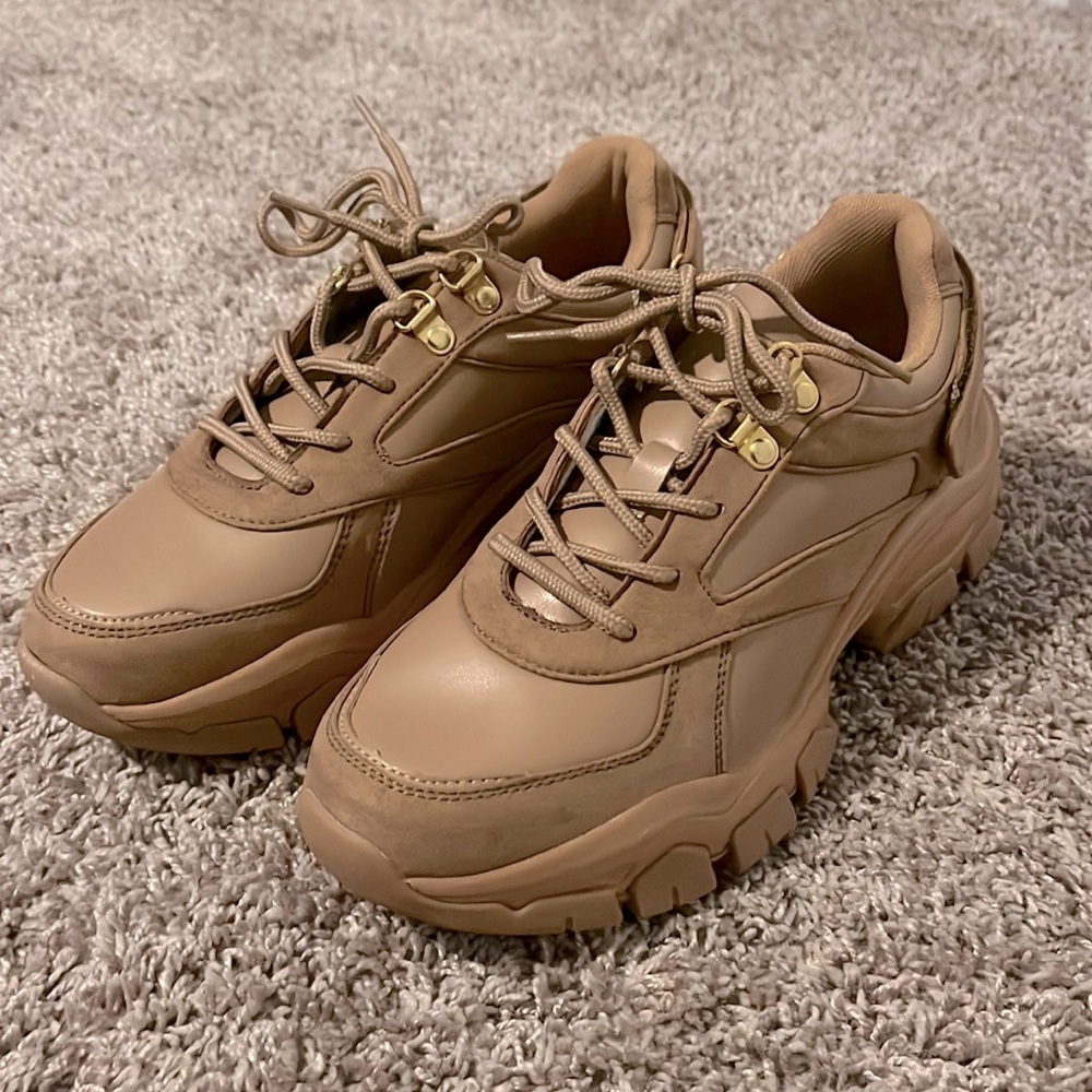 Never worn 90s style brown trainers. Size 7.5